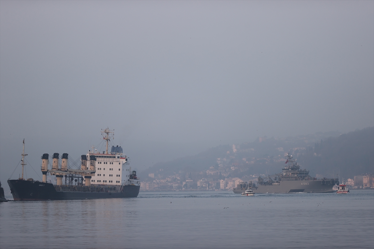 GÜNCELLEME – İstanbul Boğazı'ndaki gemi trafiği karaya oturan yük gemisi nedeniyle askıya alındı