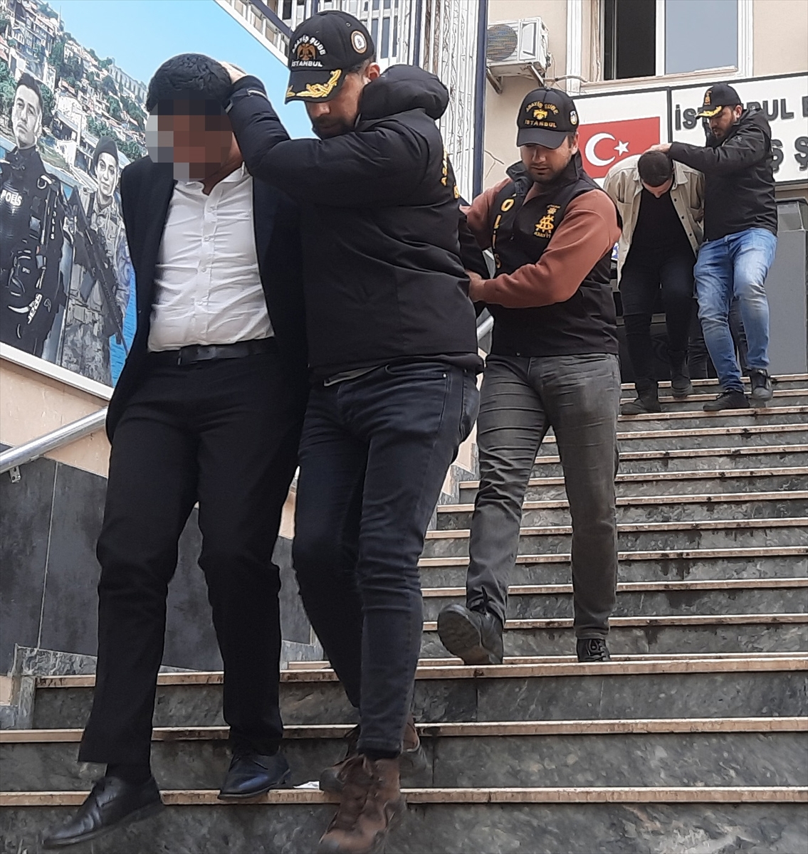 İstanbul'da satın alma bahanesiyle pırlanta yüzük çalan 3 şüpheli yakalandı