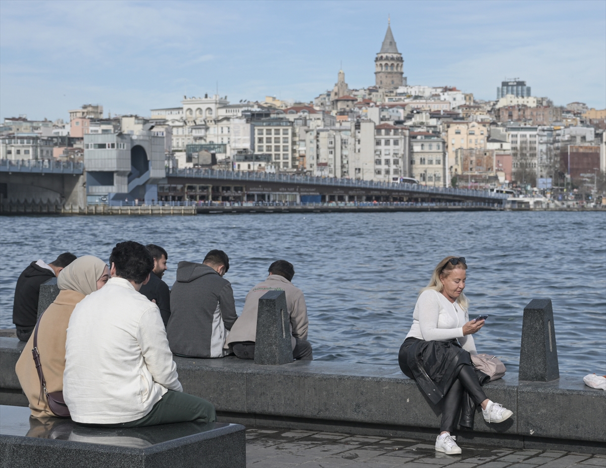 İstanbul'da sıcak havayı fırsat bilenler sahilleri doldurdu