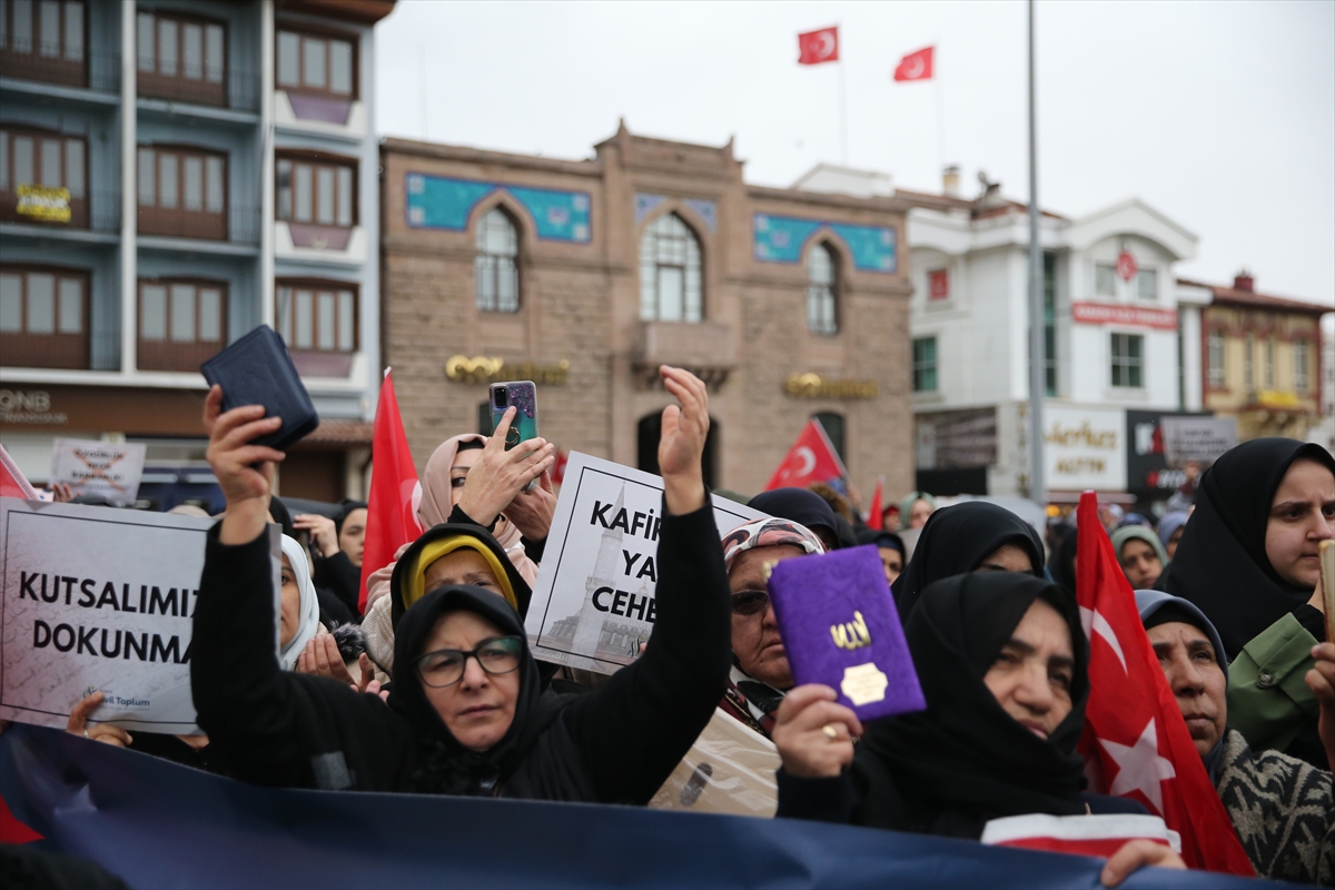 İsveç'te Kur'an-ı Kerim yakılması Konya'da protesto edildi