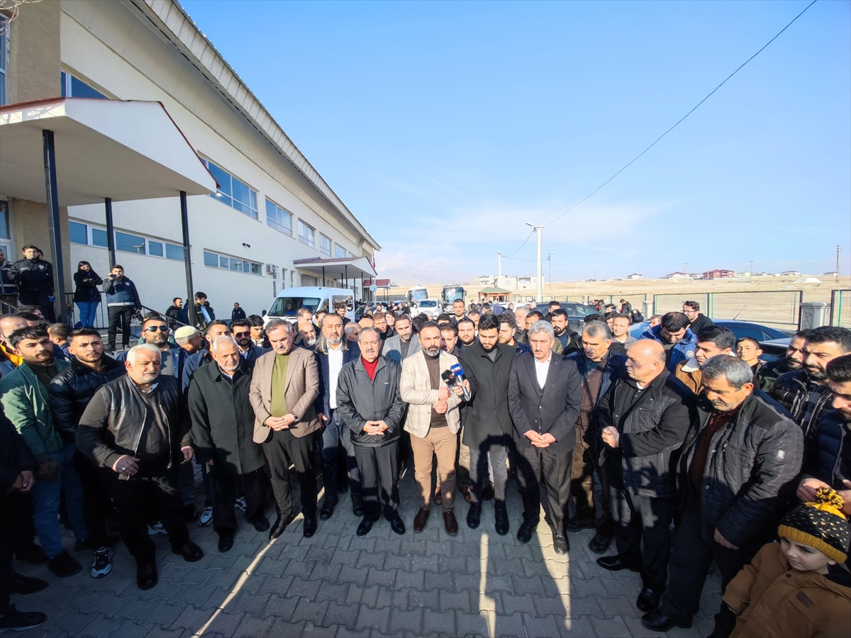 İsveç'te Kur'an-ı Kerim'in yakılmasına Bitlis'te tepki gösterildi