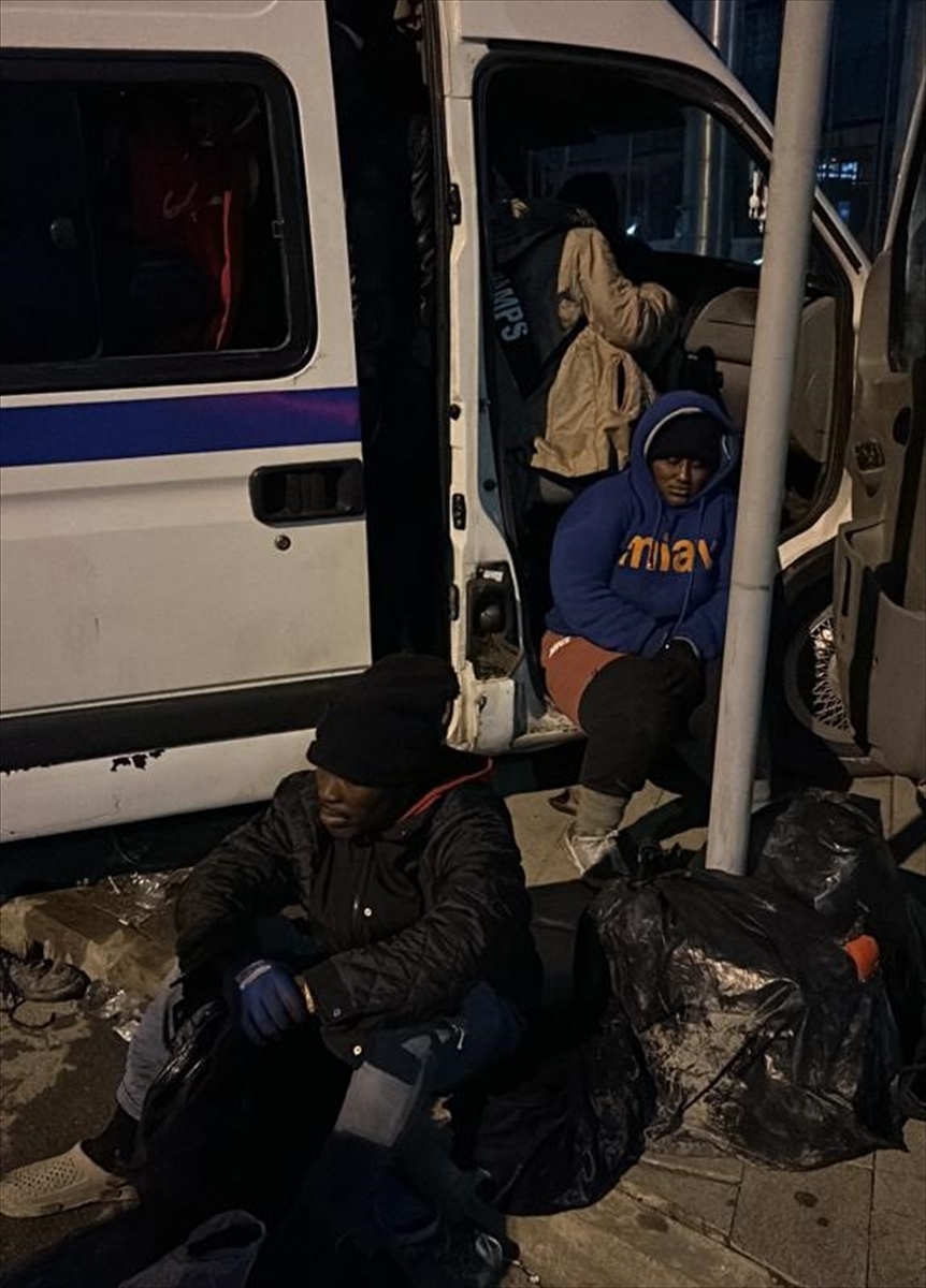 İzmir'de 4 ayrı operasyonda 74 düzensiz göçmen yakalandı