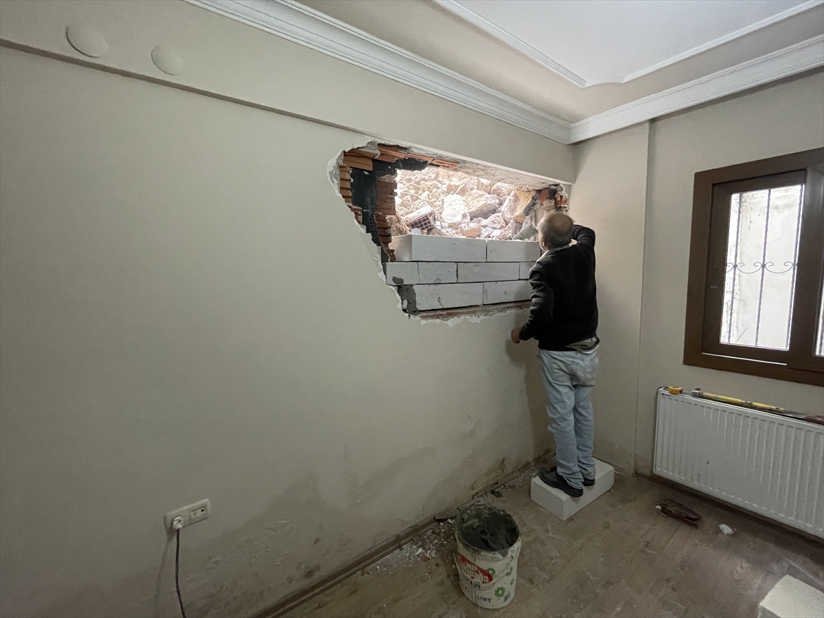 İzmir'de inşaat çalışması sırasında bir evin duvarı yıkıldı