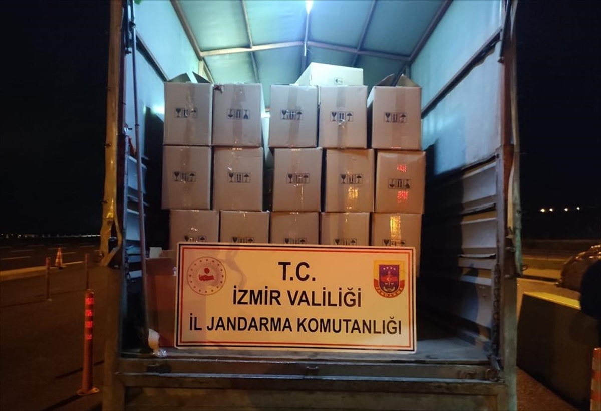 İzmir'de kamyonette 2 milyon kaçak sigara ele geçirildi