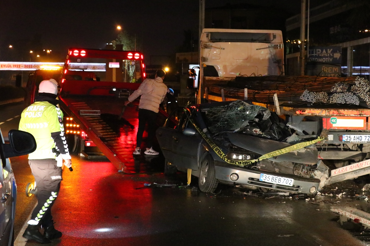 İzmir'de tıra çarpan otomobilin sürücüsü öldü