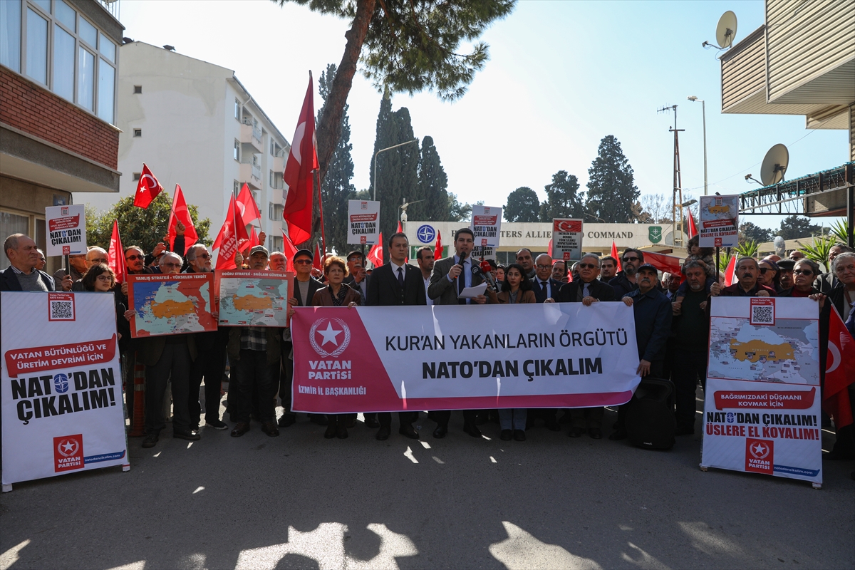 İzmir'deki NATO karargahı önünde, İsveç'te Kur'an-ı Kerim'in yakılmasına tepki