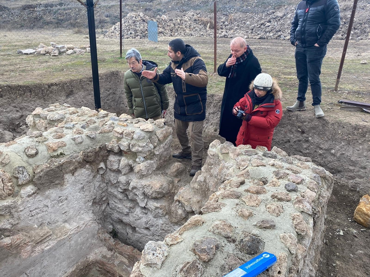 Japon bilim insanı Karabük'te antik kentteki kazı çalışmalarını inceledi