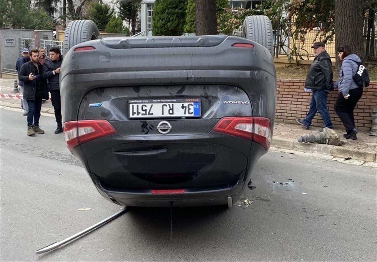Kadıköy'de kontrolden çıkan araç kaldırımdaki yayaya çaptı