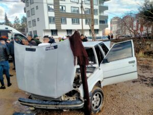 KAHRAMANMARAŞ (AA) – Kahramanmaraş'ın Elbistan ilçesinde iki otomobilin çarpışması sonucu