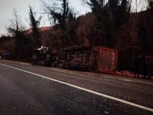 KARABÜK (AA) – Karabük'ün Yenice ilçesinde devrilen talaş yüklü tırın