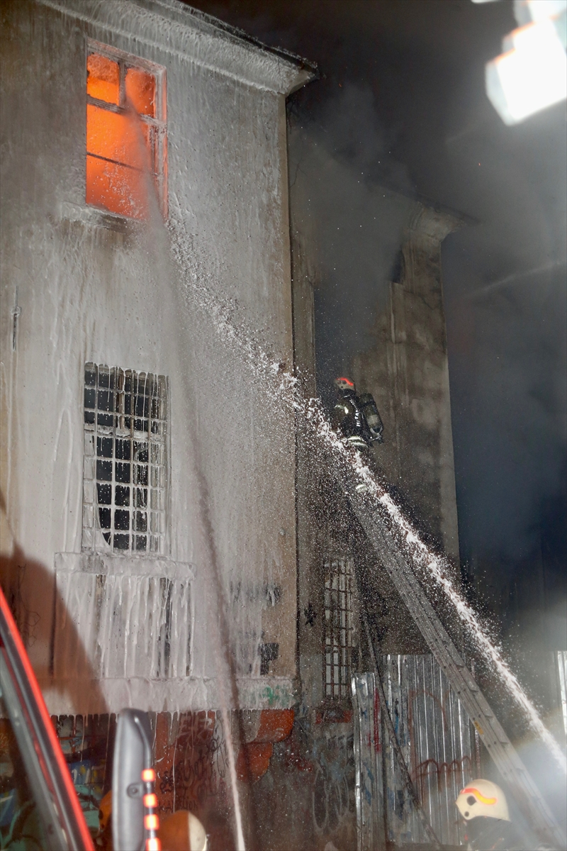 GÜNCELLEME – Karaköy'deki Ermeni kilisesinde çıkan yangın kontrol altına alındı