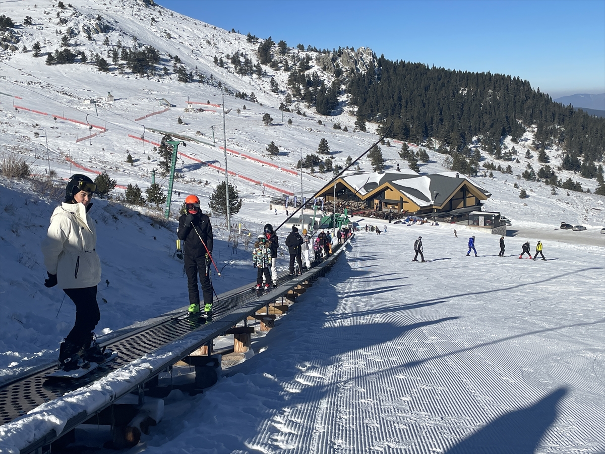 Kartalkaya'da tatilciler yılın ilk gününde kayak ve snowboard yaptı