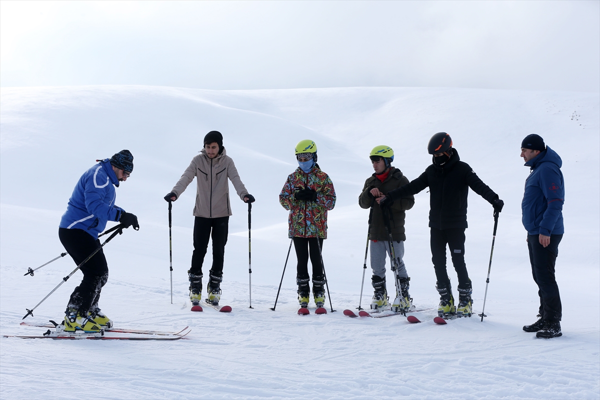 Kayak merkezine kar yağmayınca 2 bin 645 rakımlı Kurtik Dağı'nda antrenman yaptılar
