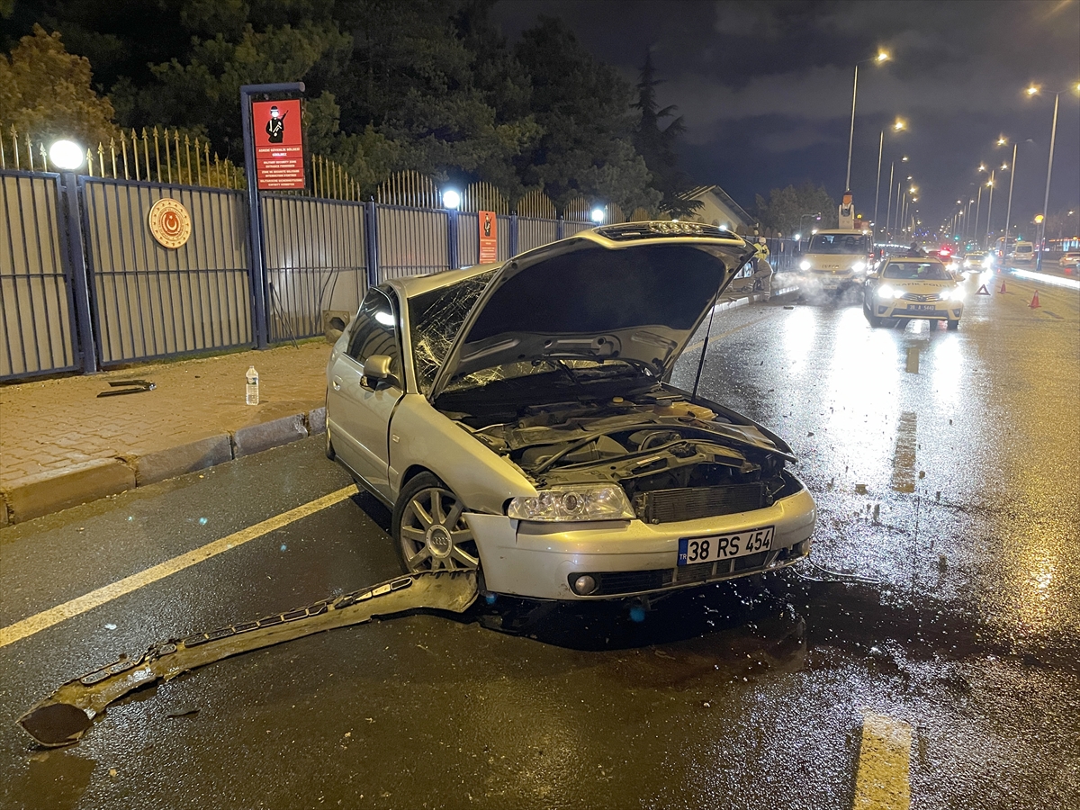 Kayseri'de aydınlatma direğine çarpan otomobildeki 2 kişi yaralandı