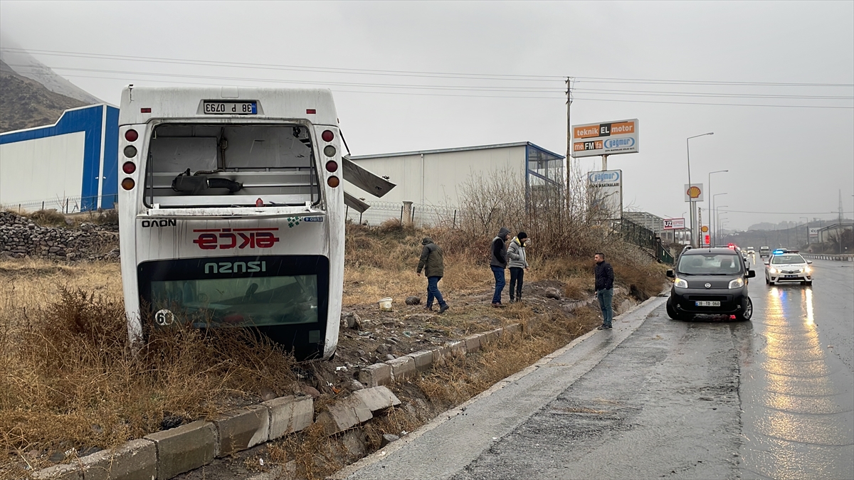 Kayseri'de işçi servisinin devrilmesi sonucu 22 kişi yaralandı