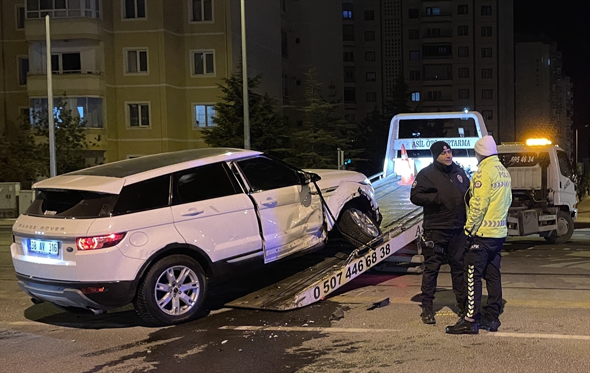Kayseri'de minibüs ile cipin çarpıştığı kazada 7 kişi yaralandı
