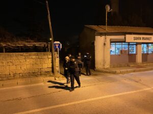 - Ekiplerin iknasıyla teslim olan şüpheli gözaltına alınırken itfaiye yangına