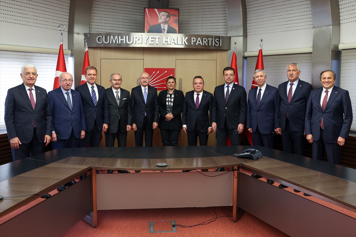 Kılıçdaroğlu, CHP'li büyükşehir belediye başkanları ile bir araya geldi