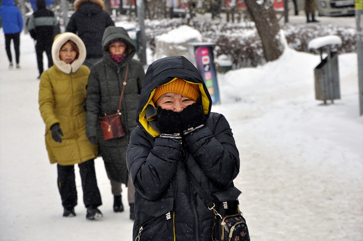 Kırgızistan'ın başkenti Bişkek'te soğuk hava ve kar etkili oluyor