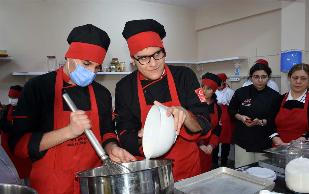 Kırıkkale'de meslek lisesi öğrencileri engelli akranlarıyla yemek yaptı