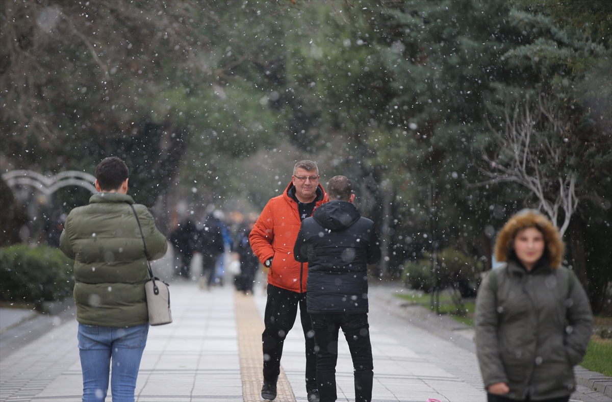 Kırklareli kent merkezinde kar yağışı başladı