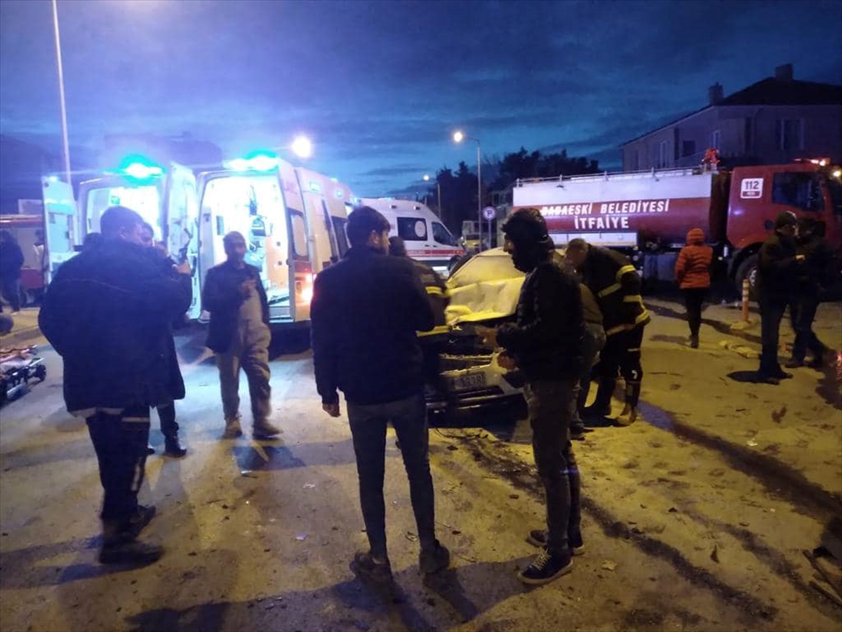Kırklareli'nde midibüs ile otomobilin çarpışması sonucu 7 kişi yaralandı