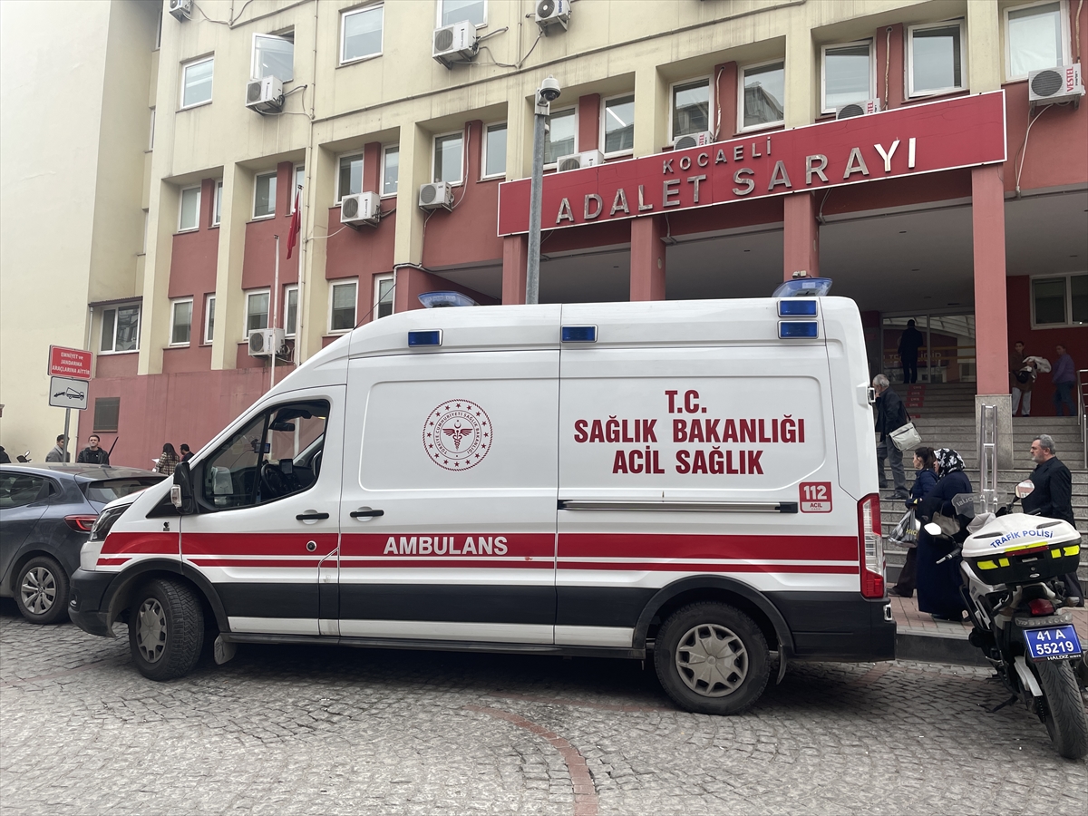 Kocaeli'de adliye önünde çıkan bıçaklı ve sopalı kavgada 3 kişi yaralandı