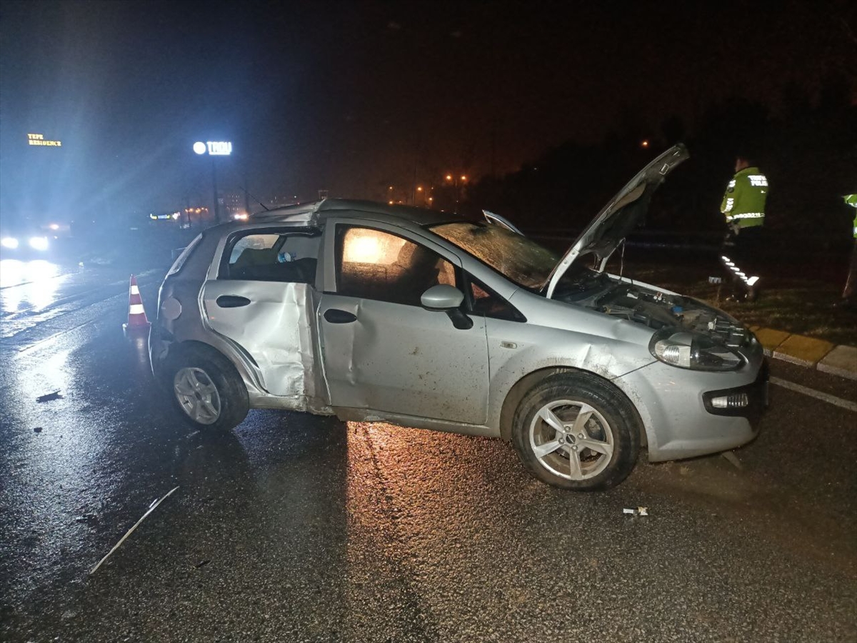 Kocaeli'de aydınlatma direğine çarpan otomobildeki 2 kişi yaralandı