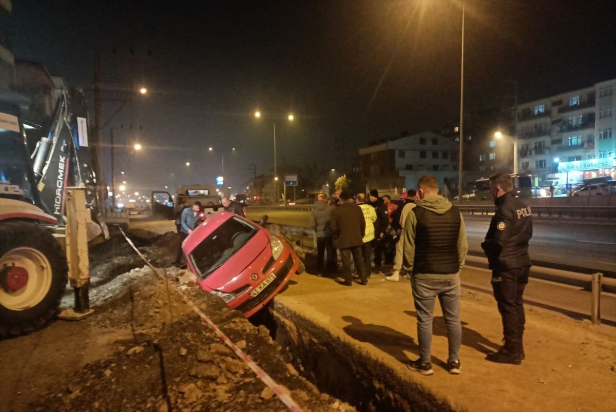Kocaeli'de bir otomobil altyapı çalışmaları için açılan çukura düştü