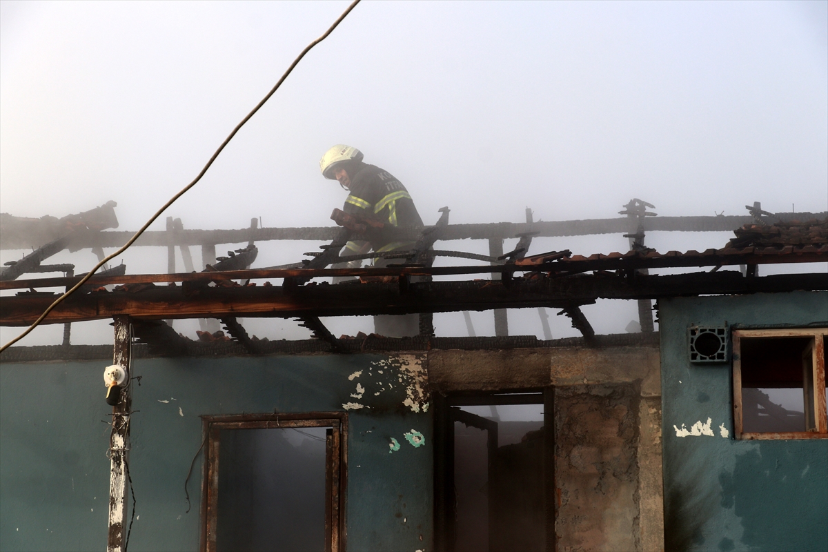 Kocaeli'de çiftlikte çalışanların kaldığı evde çıkan yangın hasara neden oldu