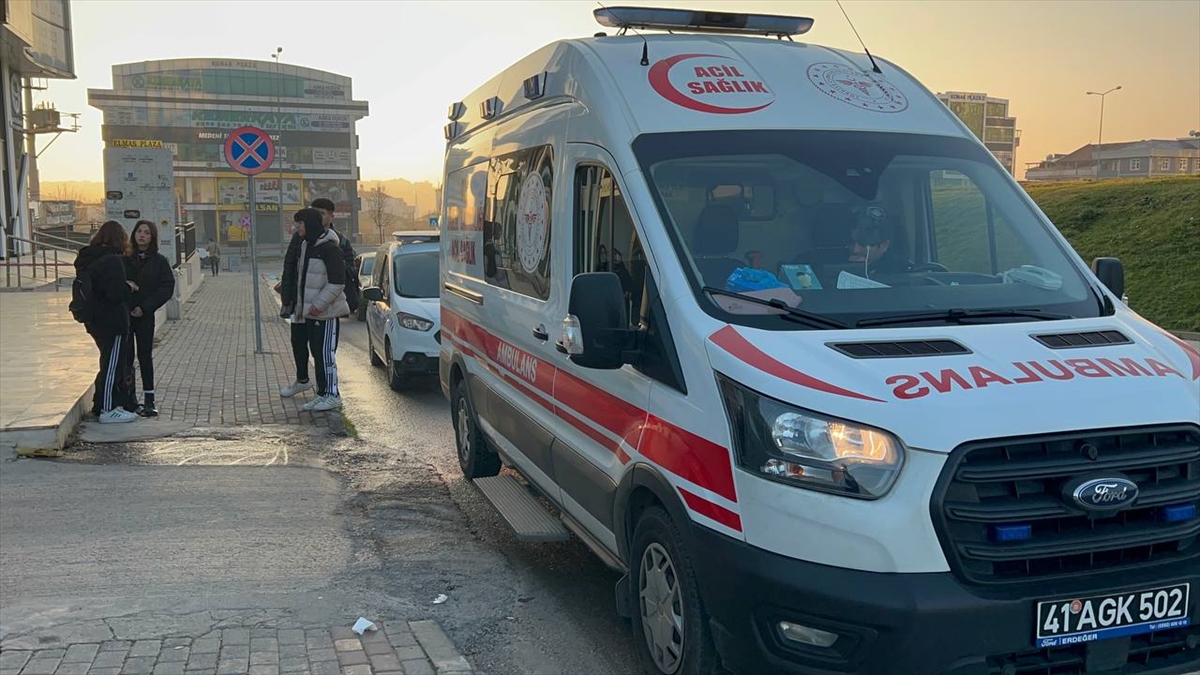 KOCAELİ (AA) – Kocaeli'nin Gebze ilçesinde çıkan bıçaklı kavgada lise