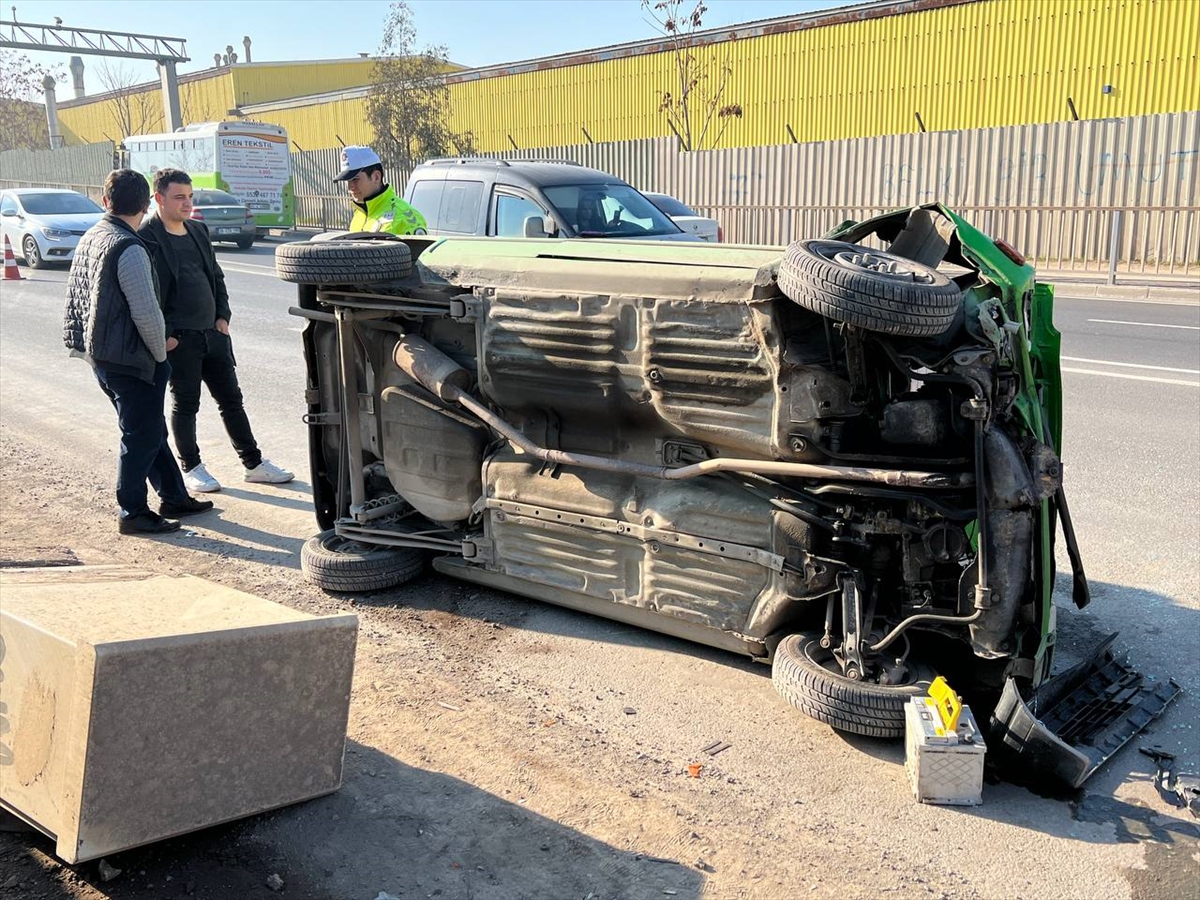 Kocaeli'de trafoya çarparak devrilen otomobildeki anne ve oğlu yaralandı