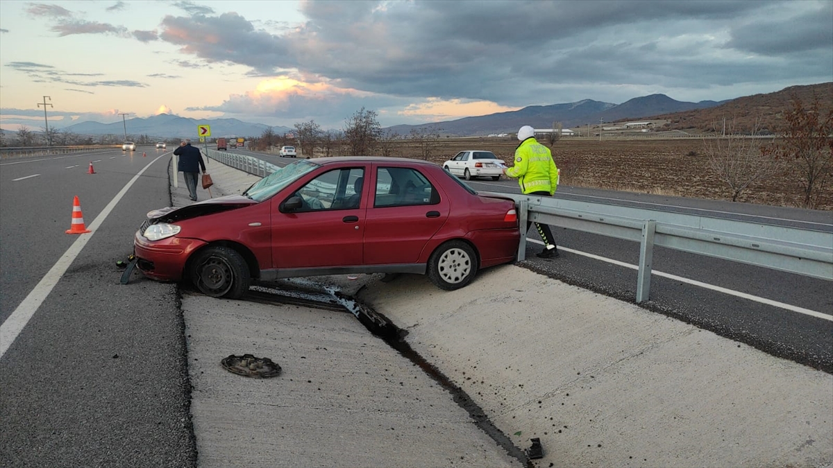 Konya'da bariyerlere çarpan otomobilin sürücüsü ile annesi yaralandı