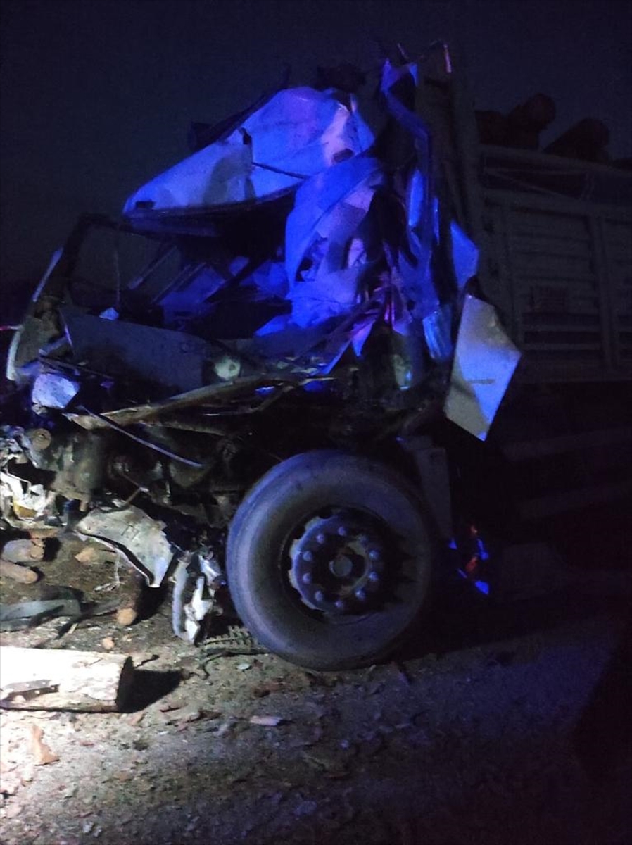 Konya'da iki kamyonun çarpıştığı kazada baba ile oğlu öldü