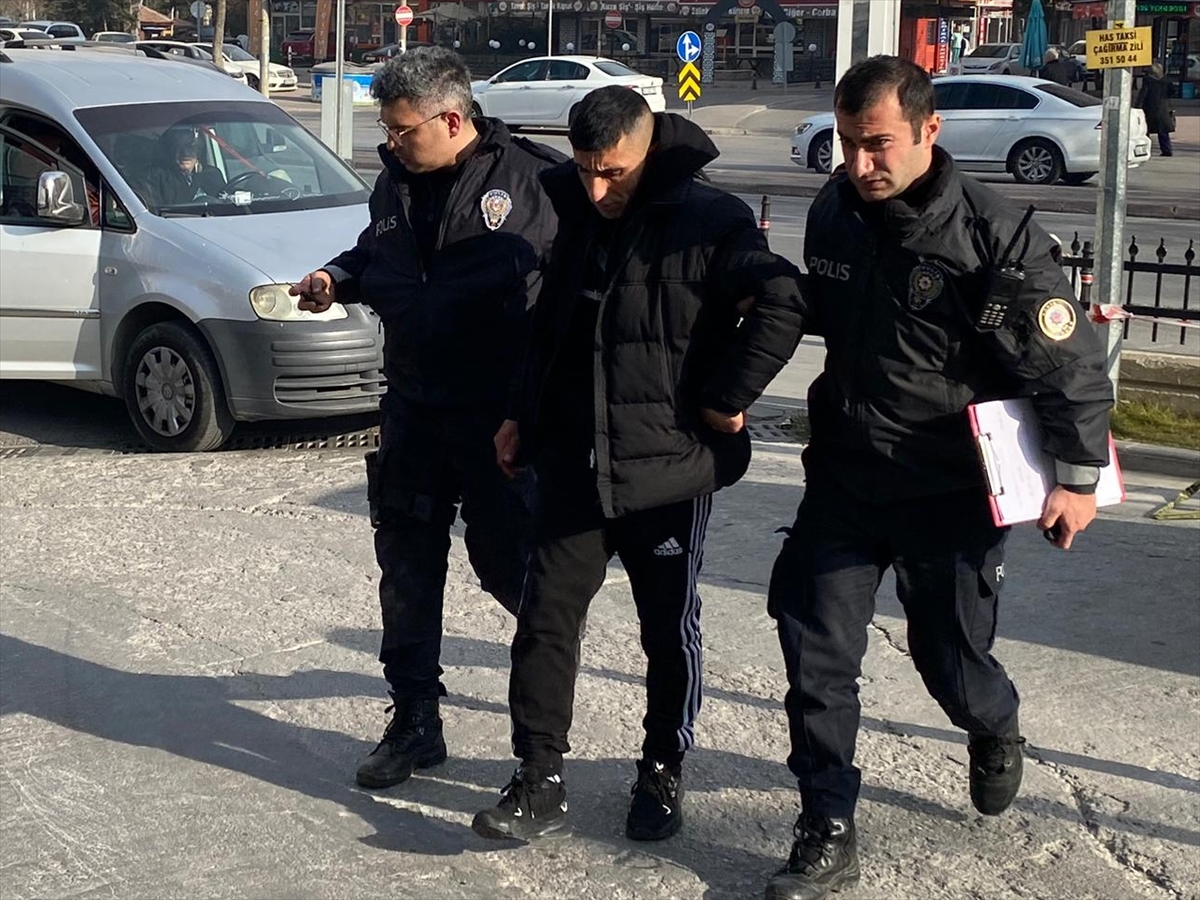 Konya'da kaçan şüpheliyi yakalamaya çalışan polisin bacağı kırıldı