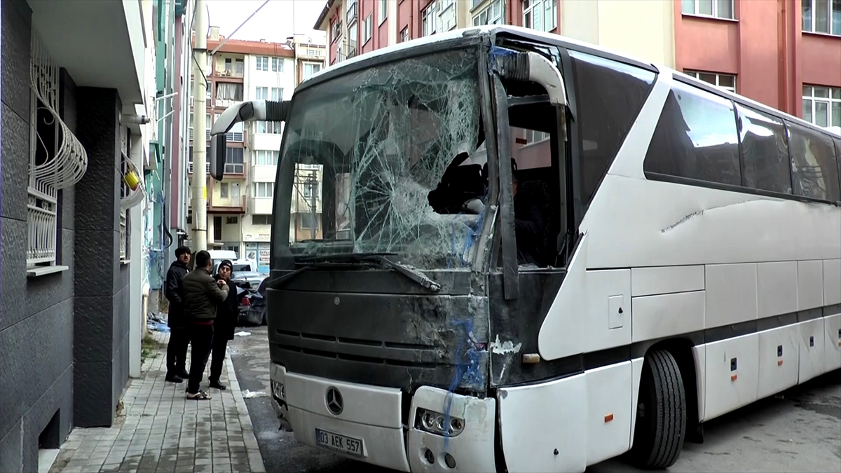 Kütahya'da freni boşalan otobüs, 6 aracın ardından apartmanın duvarına çarptı