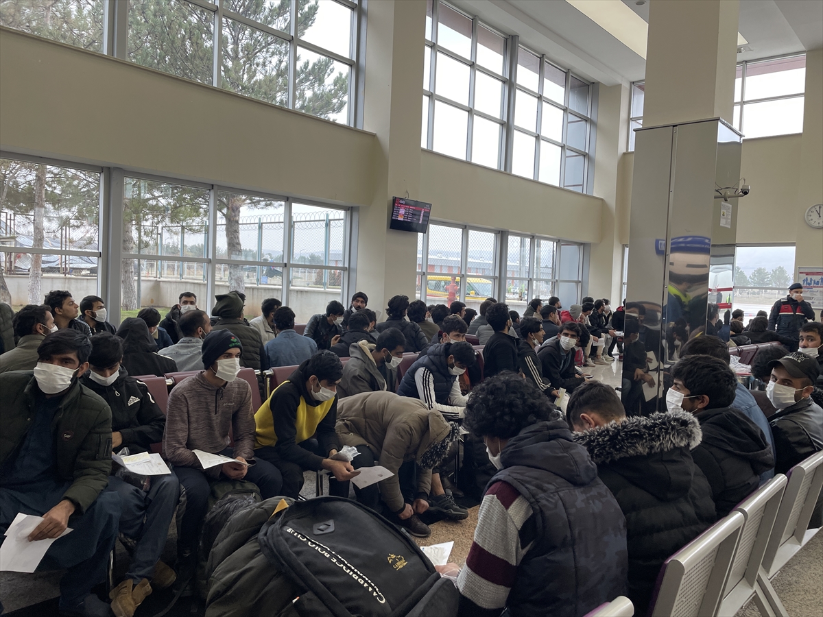 Malatya'dan 227 Afgan düzensiz göçmen ülkelerine yollandı