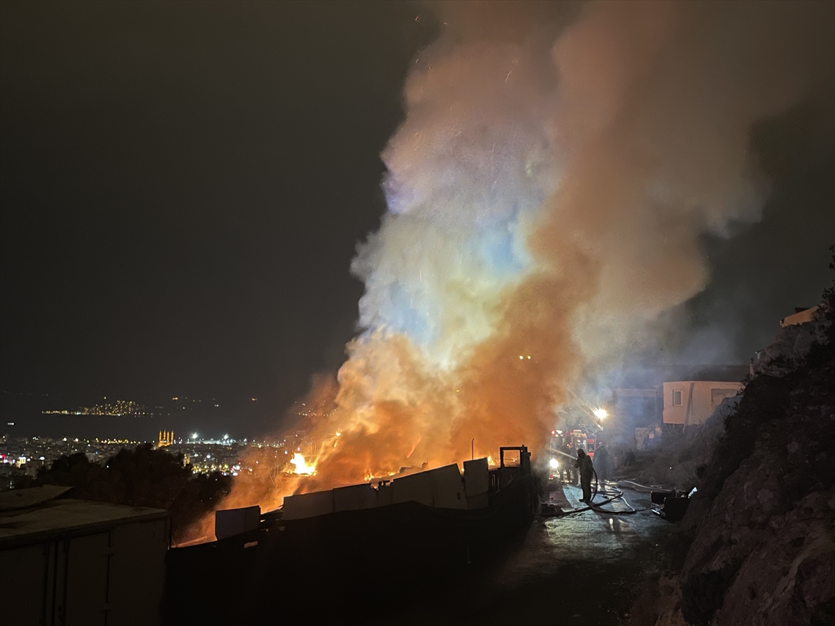Maltepe'de 2 gecekondu yandı