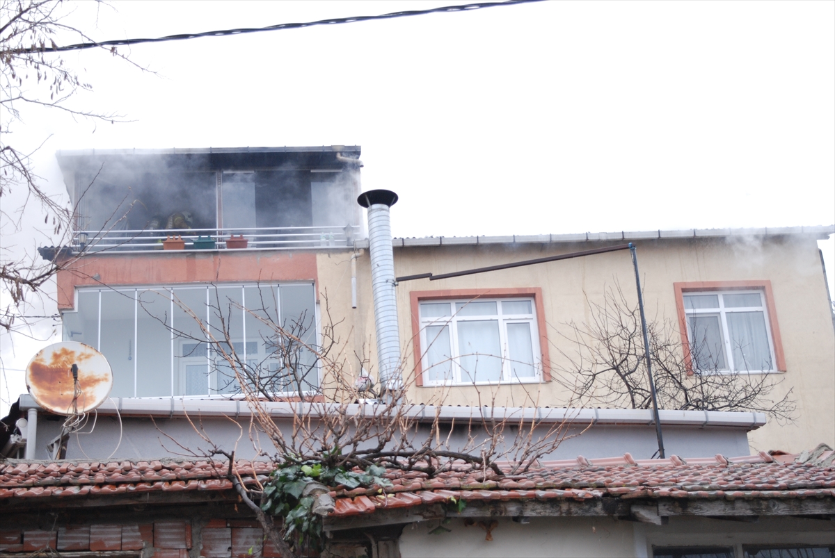 Maltepe'de 3 katlı binada çıkan yangın hasara yol açtı
