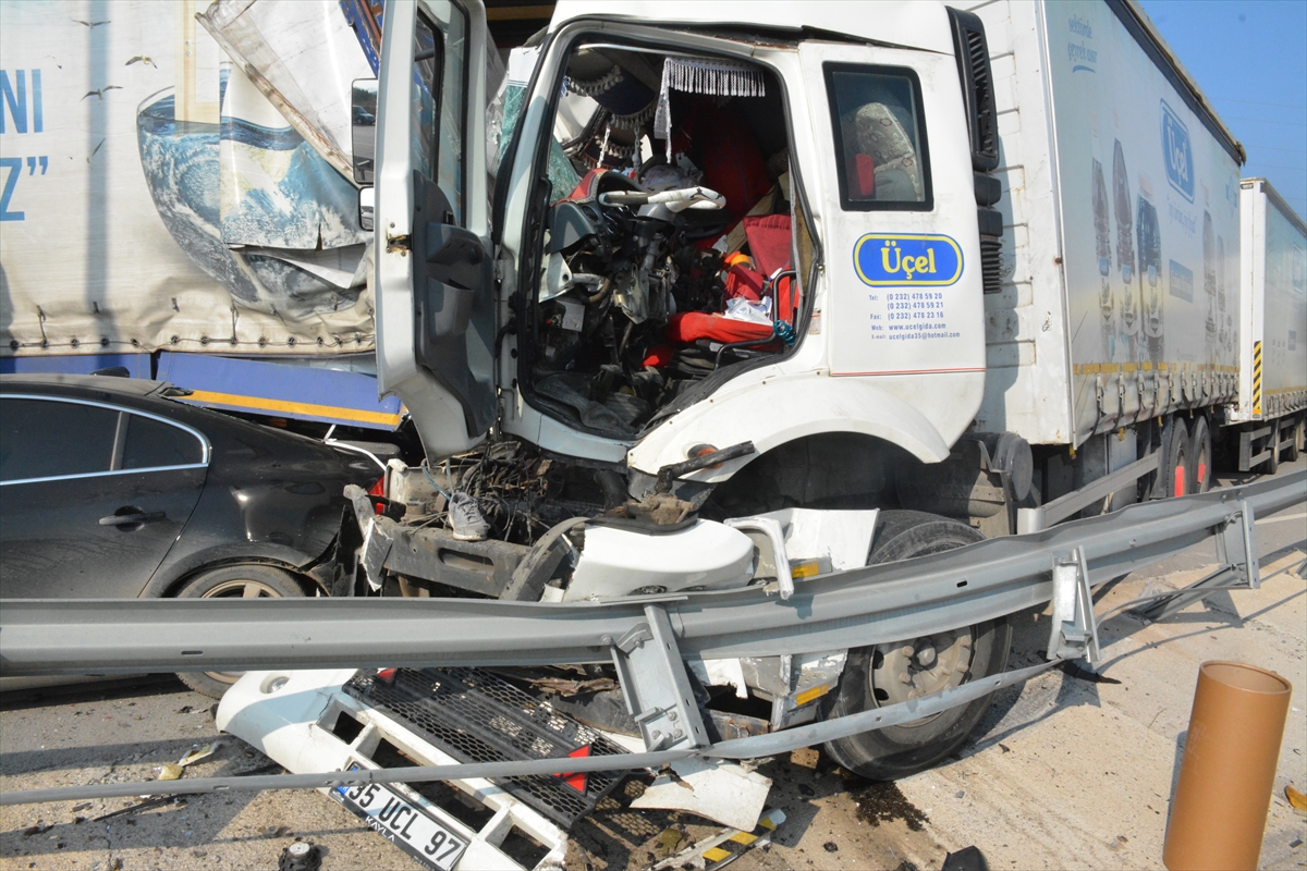 Manisa'da 16 aracın karıştığı zincirleme trafik kazasında 4 kişi yaralandı
