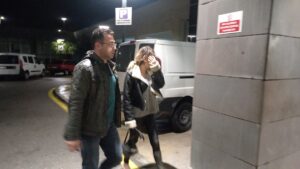 MANİSA (AA) – Manisa'nın Şehzadeler ilçesinde evlerden hırsızlık yaptıkları iddia