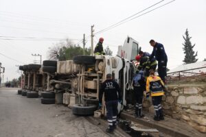 MANİSA (AA) – Manisa'nın Alaşehir ilçesinde devrilen tırın sürücüsü hayatını