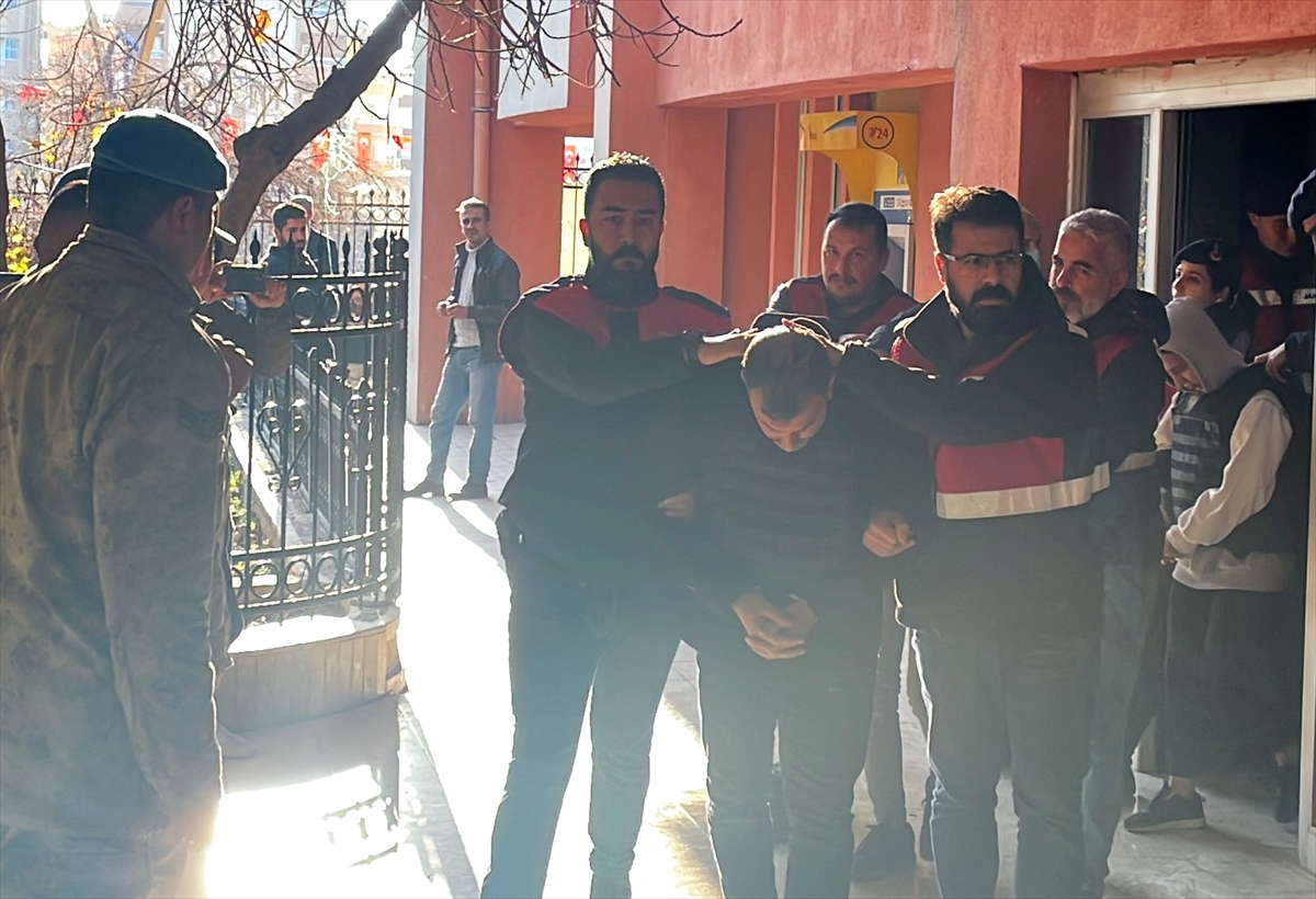 GÜNCELLEME – Mardin'de 5 kişinin öldürüldüğü saldırıyla ilgili 5 zanlı adliyede