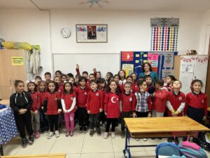 ANTALYA (AA) – Antalya'da bir ilkokulda mektup yazmasını öğrenen minik