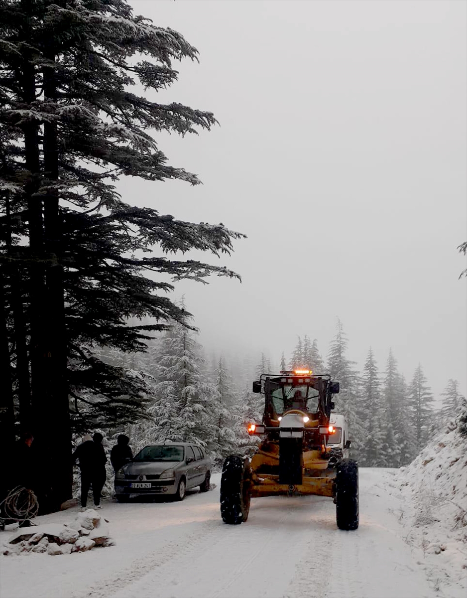 Mersin'de kar nedeniyle biri ambulans 7 araçta mahsur kalanlar kurtarıldı