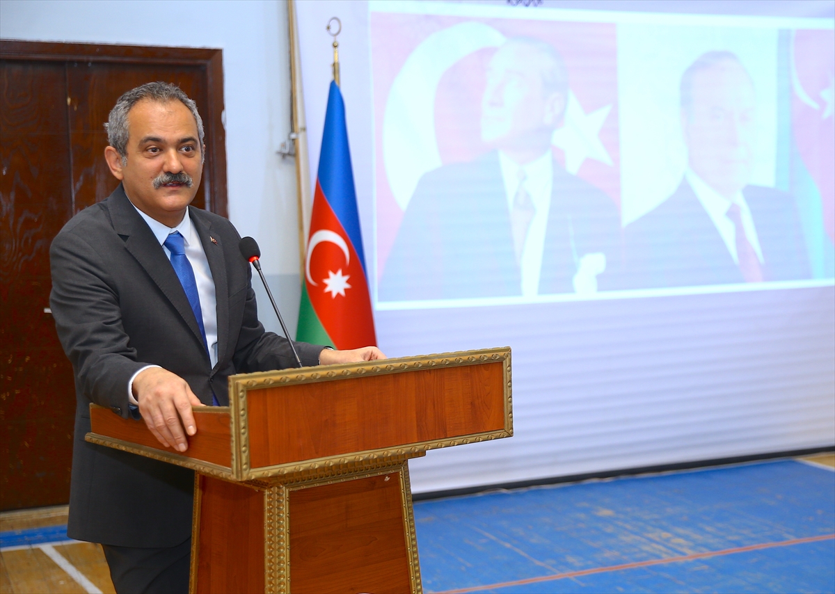 Milli Eğitim Bakanı Özer, Bakü'deki Türk okullarını ziyaretinde konuştu: