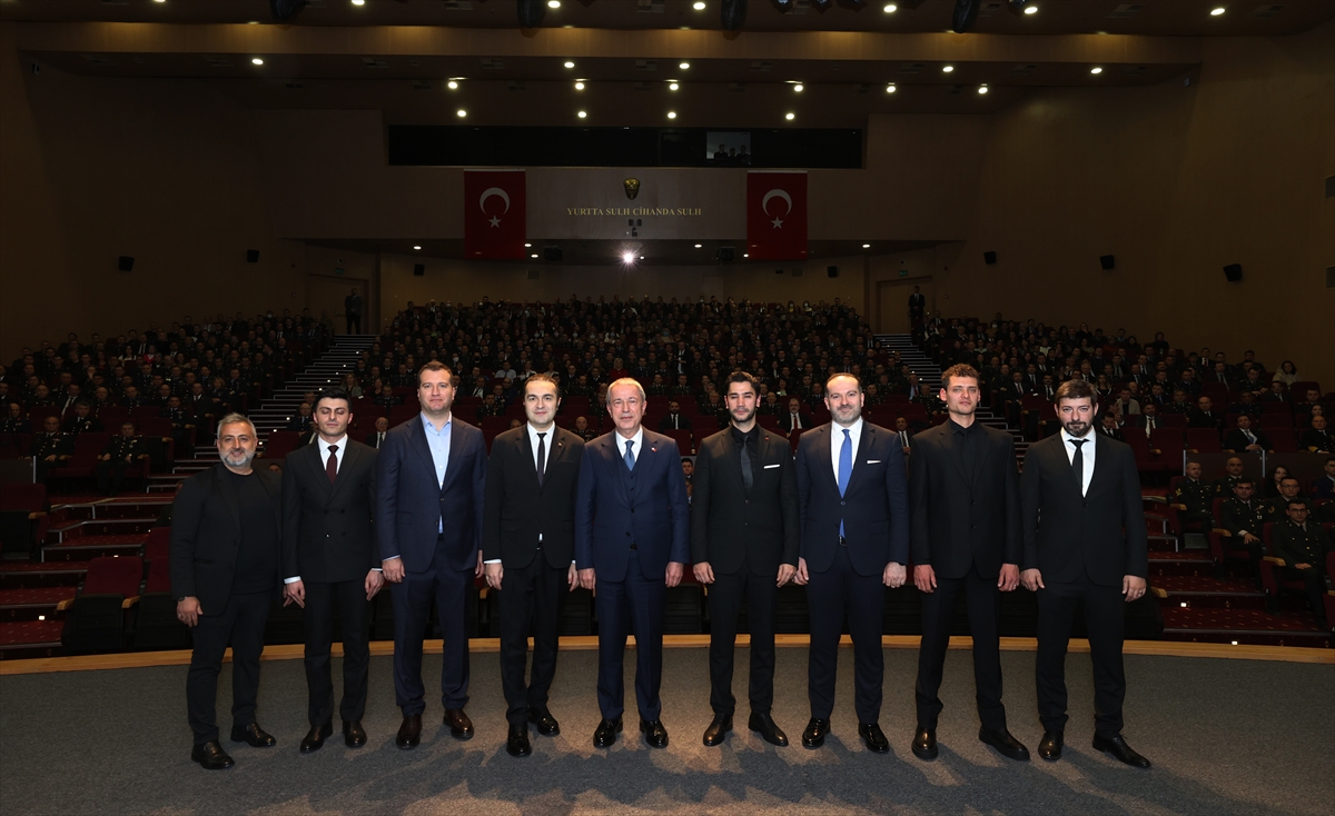 Milli Savunma Bakanı Akar ve komutanlar, Al Sancak dizisini oyuncularla birlikte izledi