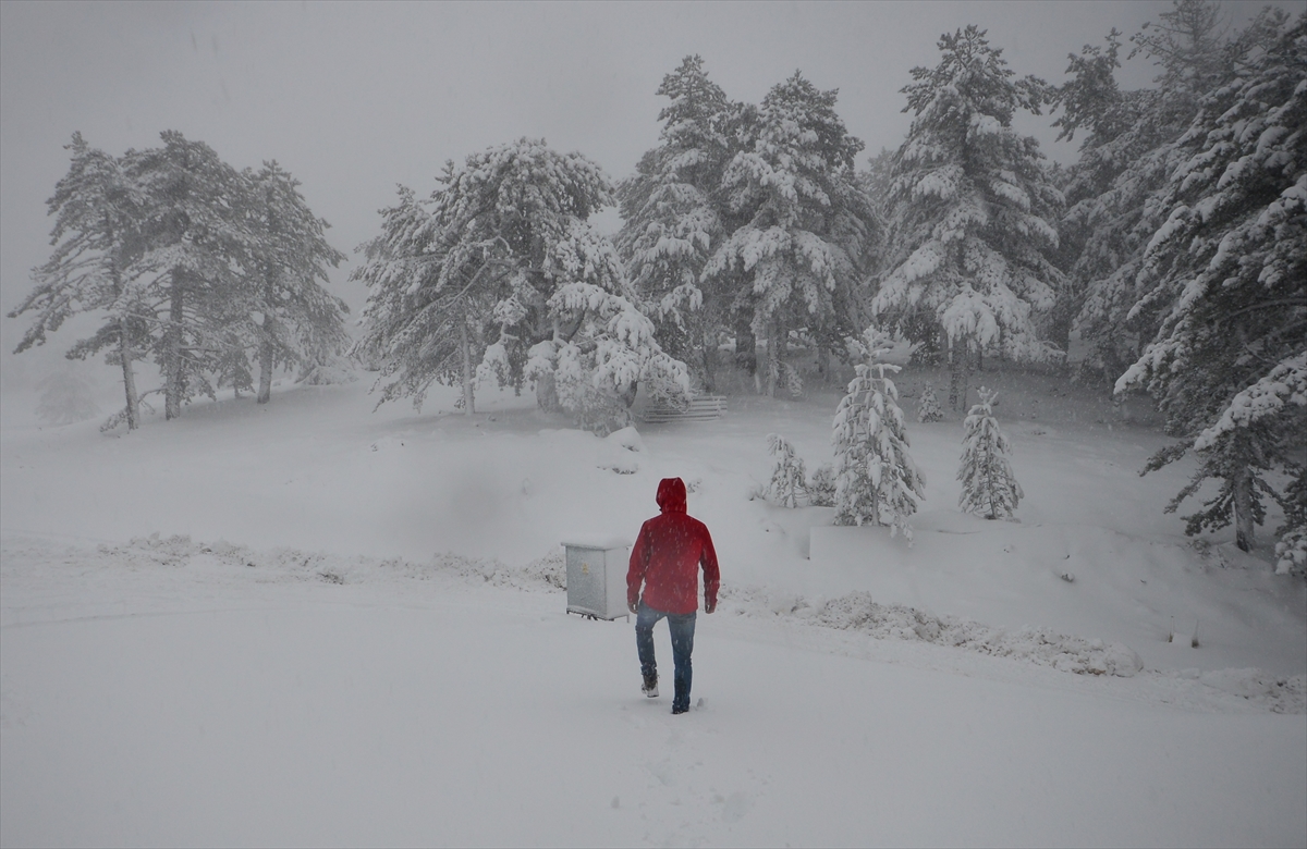 Murat Dağı Kayak Merkezi'nde kar kalınlığı 30 santimetreye ulaştı