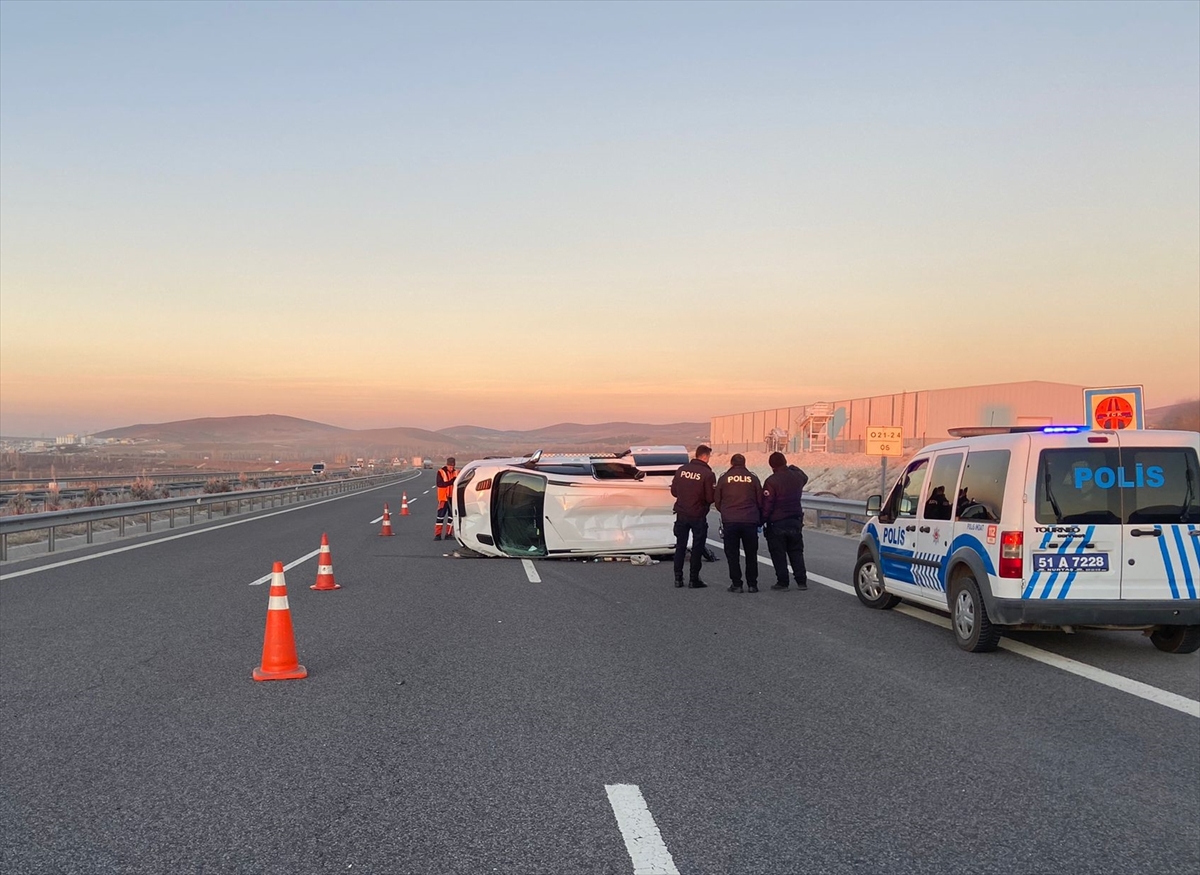 Niğde'de hafif ticari aracın devrildiği kazada 10 kişi yaralandı