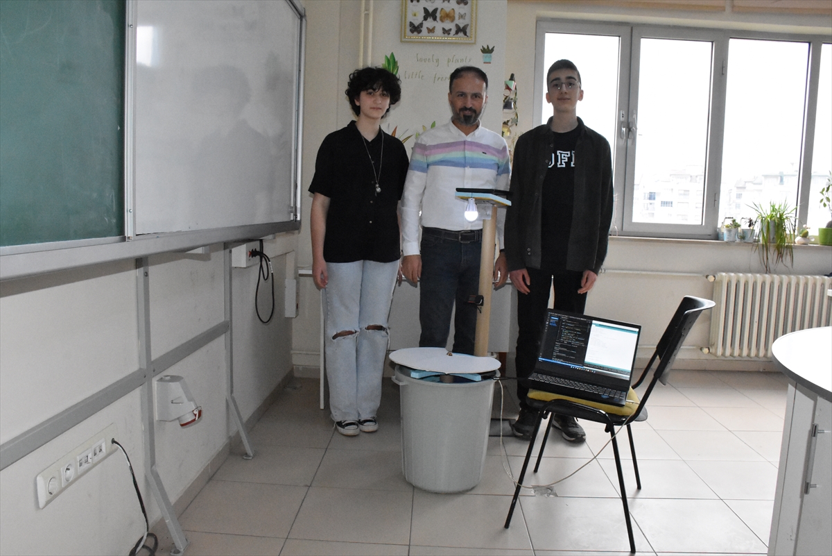 Öğrencilerin tasarladığı çöpleri ayrıştırabilen “yenilikçi geri dönüşüm kutusu” birinci oldu